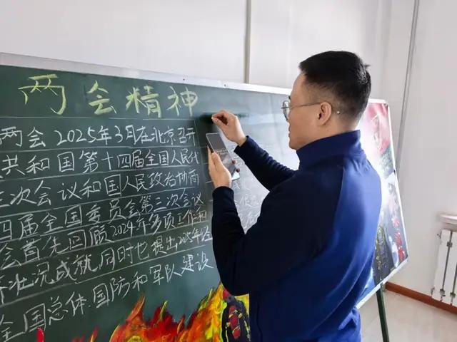 “领悟精神内涵 强化使命担当”——大兴安岭地区消防救援支队开展主题黑板报创作活动