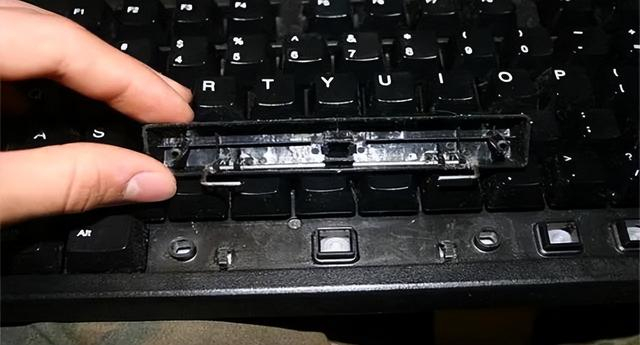 熬死了一个又一个的续作后，今年17岁的《劲舞团》，“被”关服了