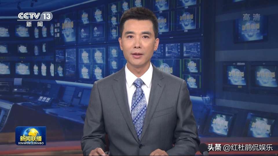 央视新闻主播位次调整,康辉稳居联播组首位,劳春燕成评论部门面