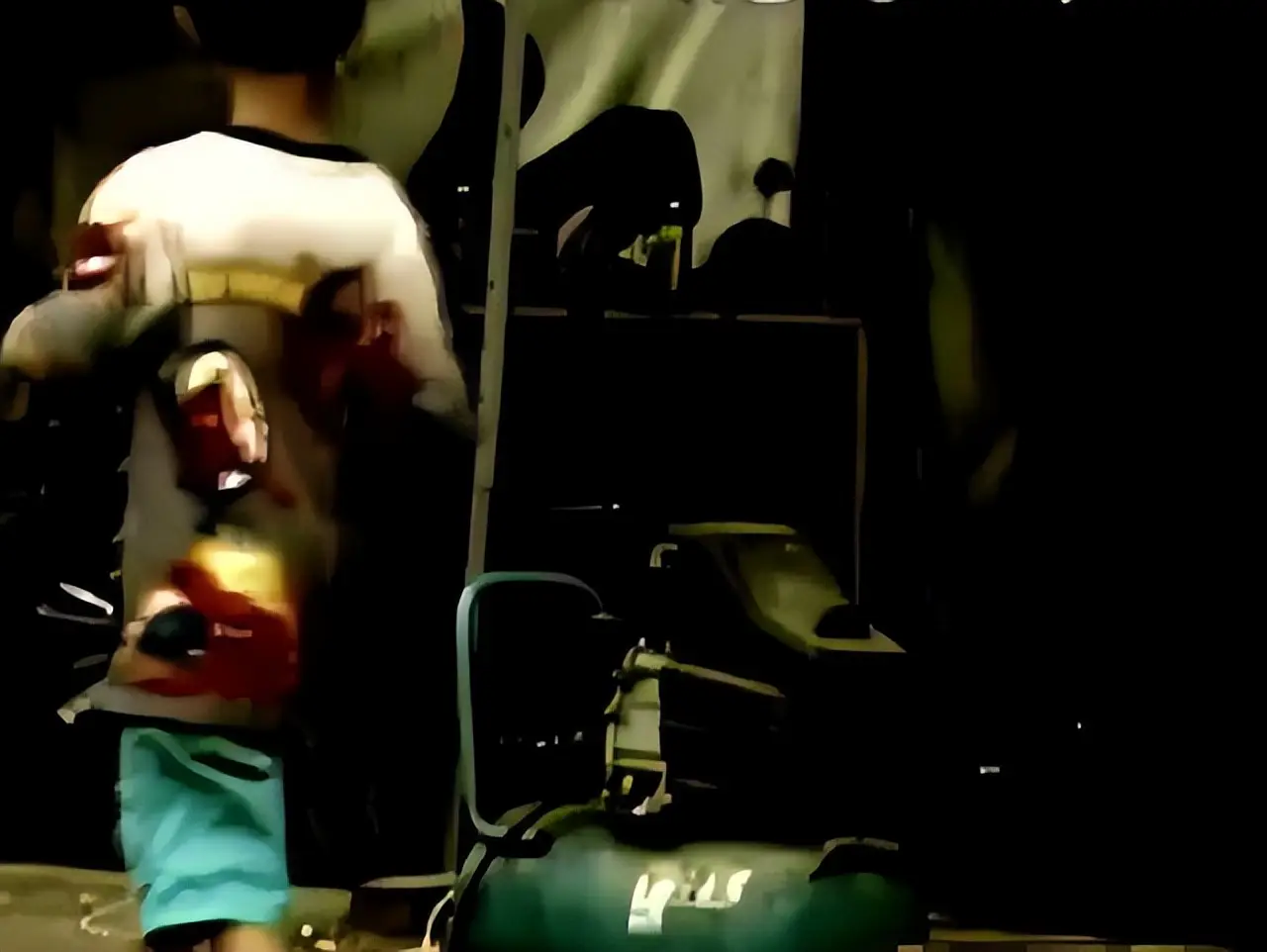 2012年，山东13岁男孩遭高压泵充气，内脏20处穿孔，医生无能为力