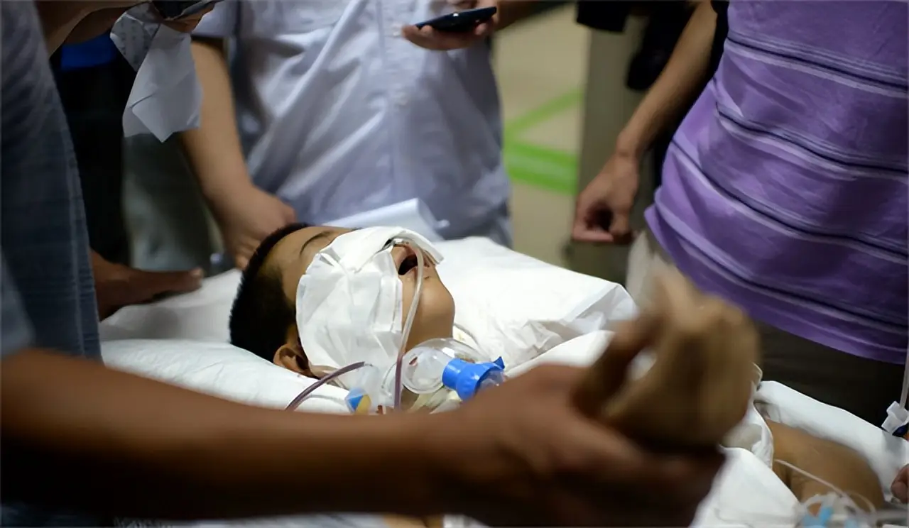 2012年，山东13岁男孩遭高压泵充气，内脏20处穿孔，医生无能为力