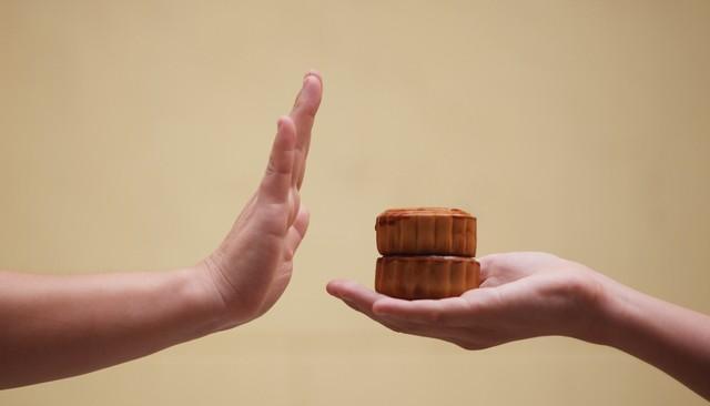 你是不是也有过这种时刻:朋友顺利转岗、同学副业起飞、同事求婚成功,而你刷着手机、心里堵得慌,忍不住问一句——凭什么?