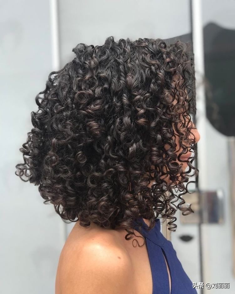 从好莱坞片场到街头，羊毛卷短发，凭什么成了复古审美的新刚需