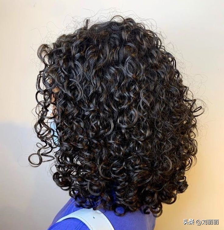 从好莱坞片场到街头，羊毛卷短发，凭什么成了复古审美的新刚需