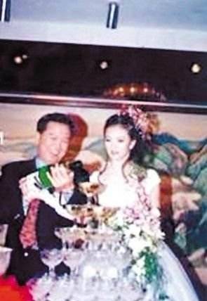 “晴格格”王艳现状，丈夫欠6900万消失，1亿的豪宅被法拍