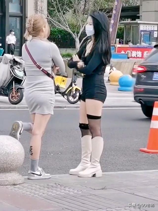 女子小腿纹身，“善恶”分两边，网友：这种女人不能娶