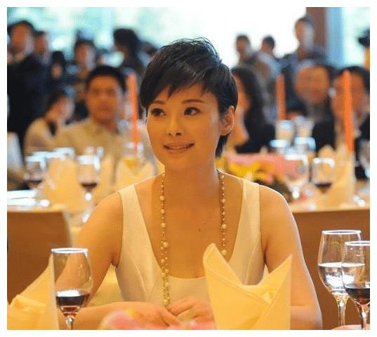 自1993年以来,徐威一直支持袁立12年