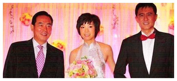 自1993年以来,徐威一直支持袁立12年