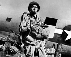 文汇记忆 | 他们拍摄了《中国保卫者》还有断壁残垣的伦敦，还有那个抱着酒瓶的男孩