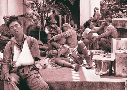 文汇记忆 | 他们拍摄了《中国保卫者》还有断壁残垣的伦敦，还有那个抱着酒瓶的男孩