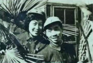 入城解放军睡在上海马路上的照片是谁拍的？他的革命生涯始于白雪照相馆