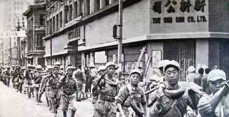 入城解放军睡在上海马路上的照片是谁拍的？他的革命生涯始于白雪照相馆