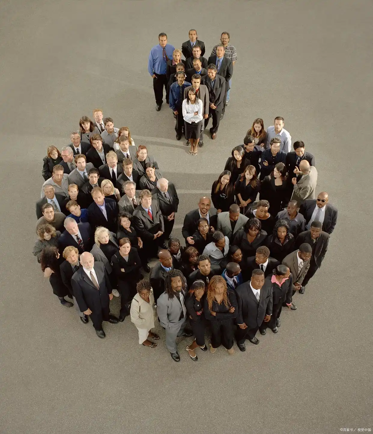 当群体思维吞噬理性：为什么人多却未必力量大？