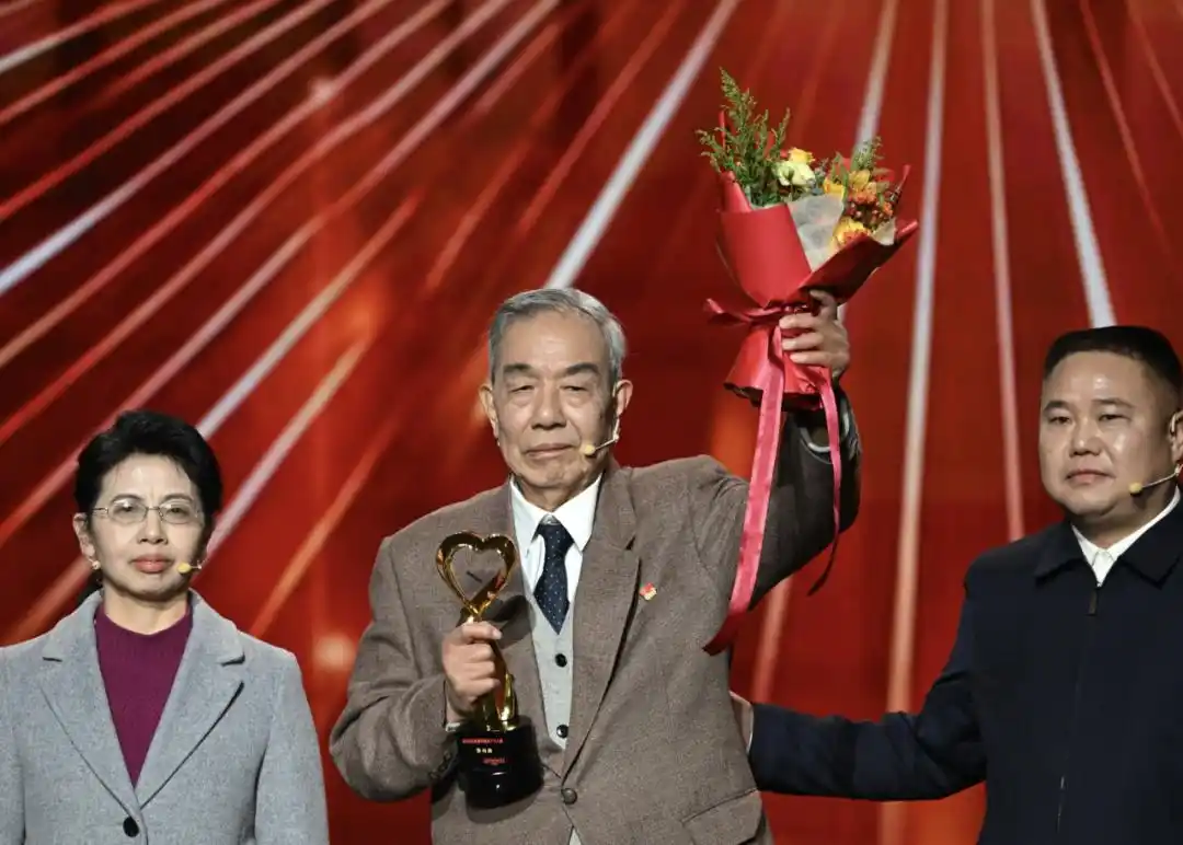 2025年度“感动重庆十大人物”颁奖词