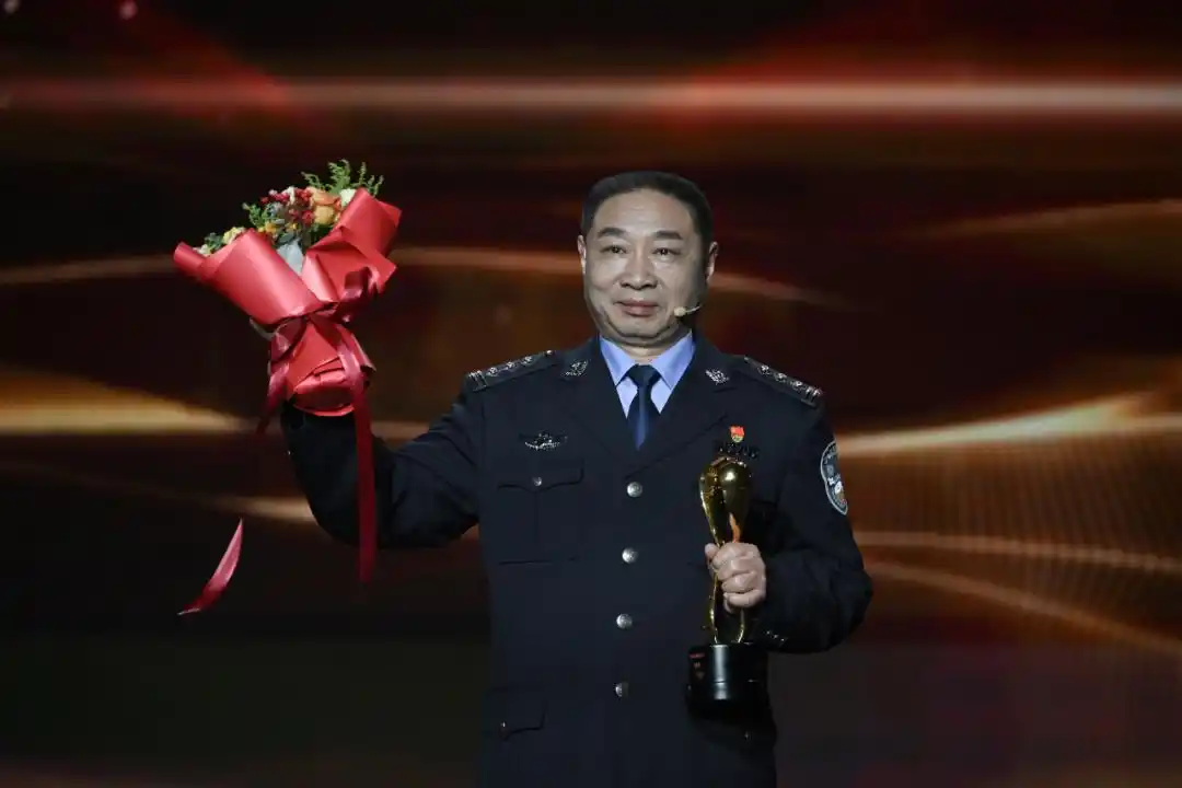 2025年度“感动重庆十大人物”颁奖词