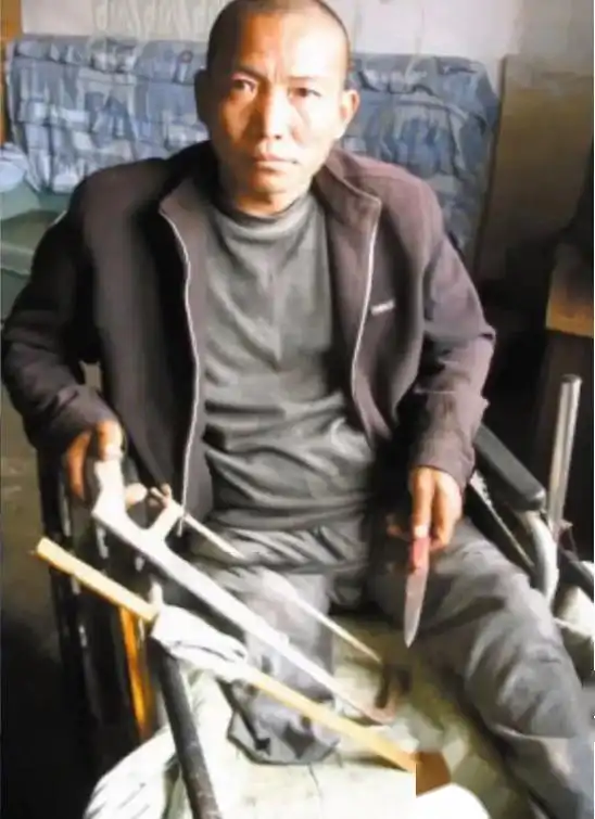 男子因无力支付手术费，自锯双腿，12年后现状如何？