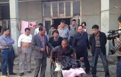 12年前因无钱治疗在家锯腿求生的河北男子，现在过得如何？