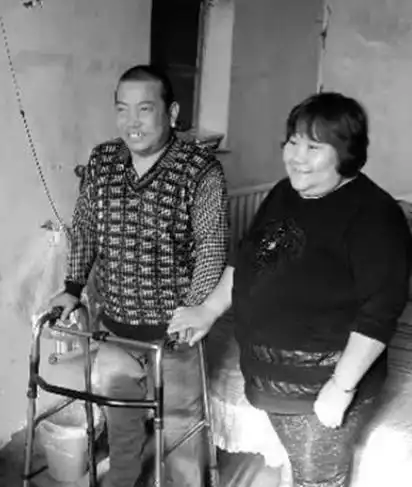 12年前因无钱治疗在家锯腿求生的河北男子，现在过得如何？