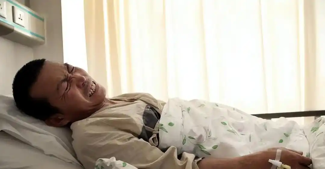 12年前因无钱治疗在家锯腿求生的河北男子，现在过得如何？