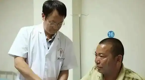 12年前因无钱治疗在家锯腿求生的河北男子，现在过得如何？