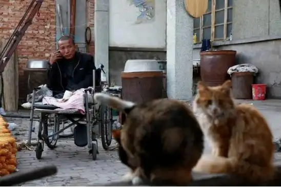 河北男子拿不出100万手术费，回家自己锯掉双腿，12年过去怎样了