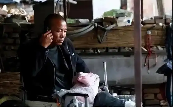 河北男子拿不出100万手术费，回家自己锯掉双腿，12年过去怎样了