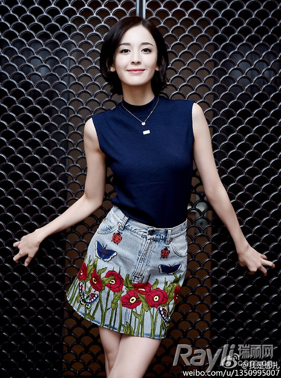 李嫣再爆神模仿视频！还和鬼怪新娘“撞项链”