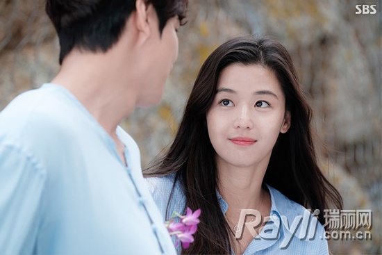 李嫣再爆神模仿视频！还和鬼怪新娘“撞项链”