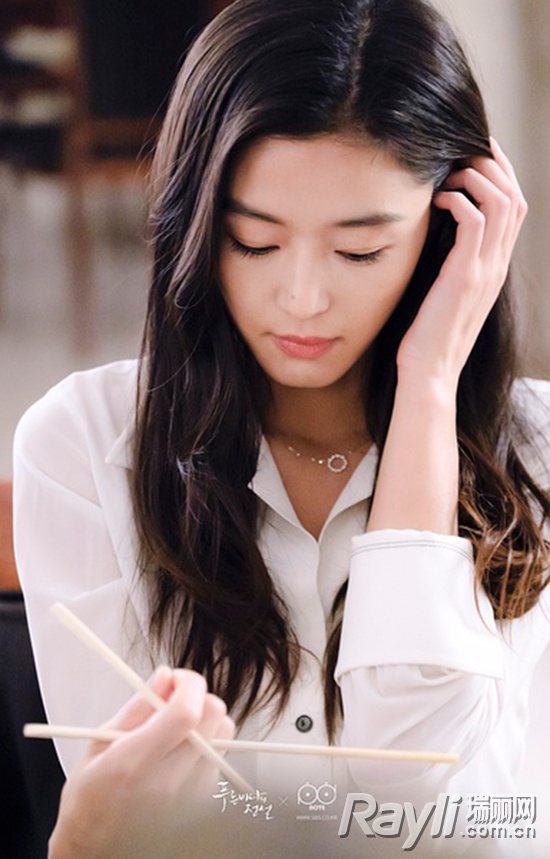 李嫣再爆神模仿视频！还和鬼怪新娘“撞项链”