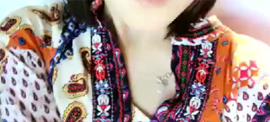 李嫣再爆神模仿视频！还和鬼怪新娘“撞项链”