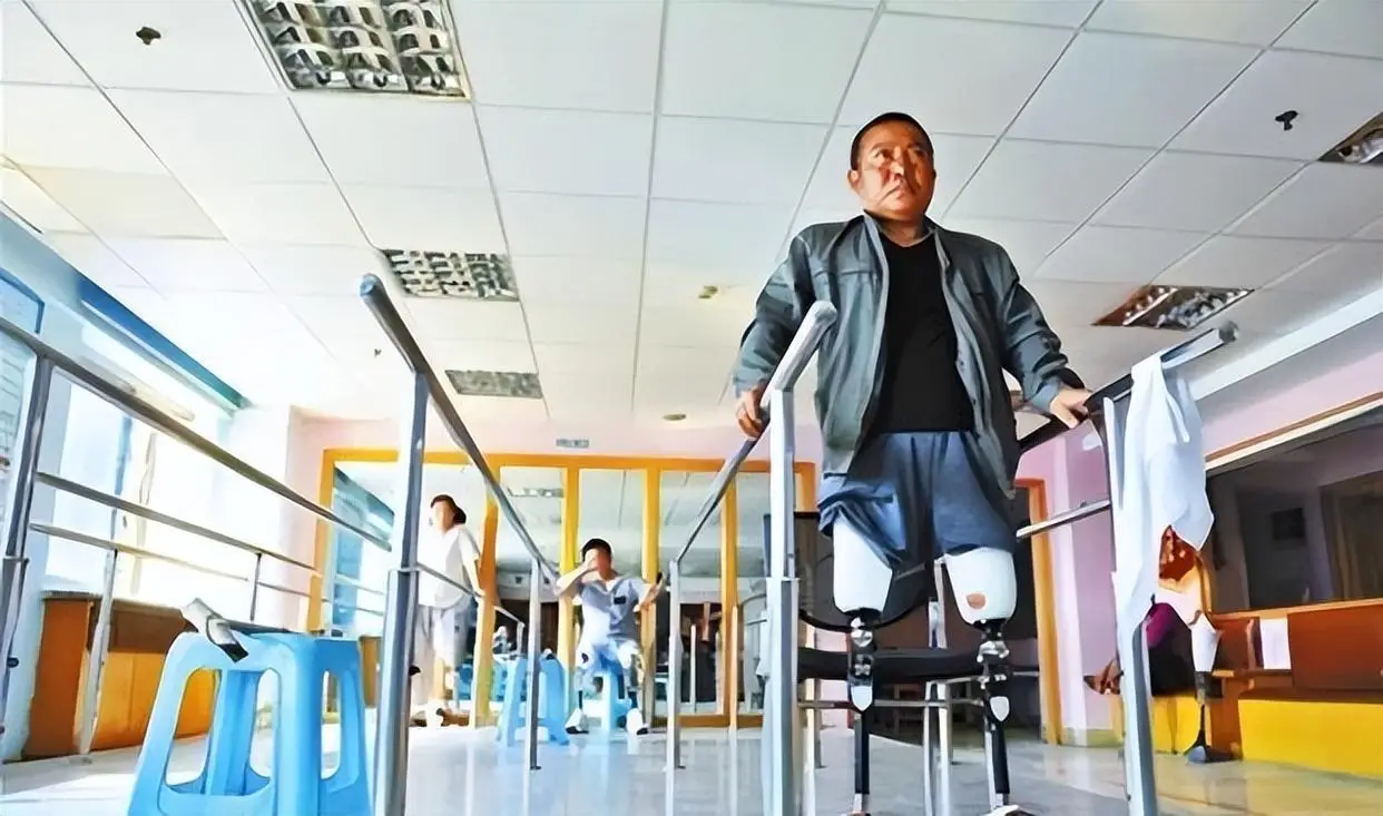 河北男子拿不出100万手术费，回家自己锯掉右腿，13年过去怎样了