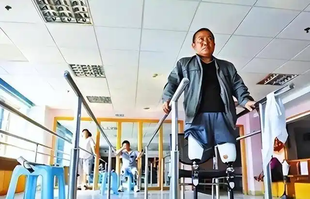 河北男子拿不出100万手术费，回家自己锯掉右腿，12年过去怎样了