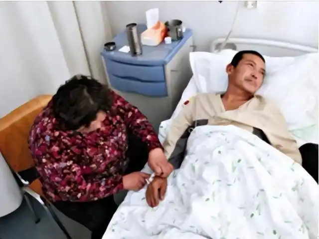 河北男子拿不出100万手术费，回家自己锯掉右腿，12年过去怎样了