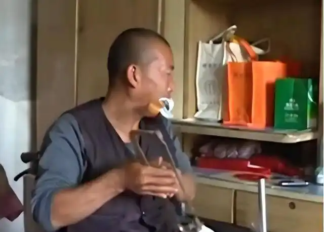 河北男子拿不出100万手术费，回家自己锯掉右腿，12年过去怎样了