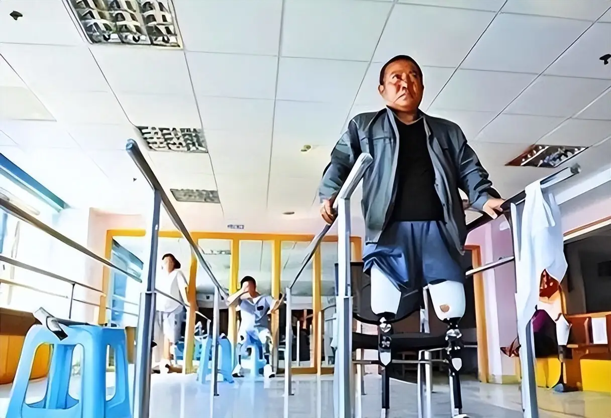 河北男子拿不出100万手术费，回家自己锯掉右腿，12年过去怎样了
