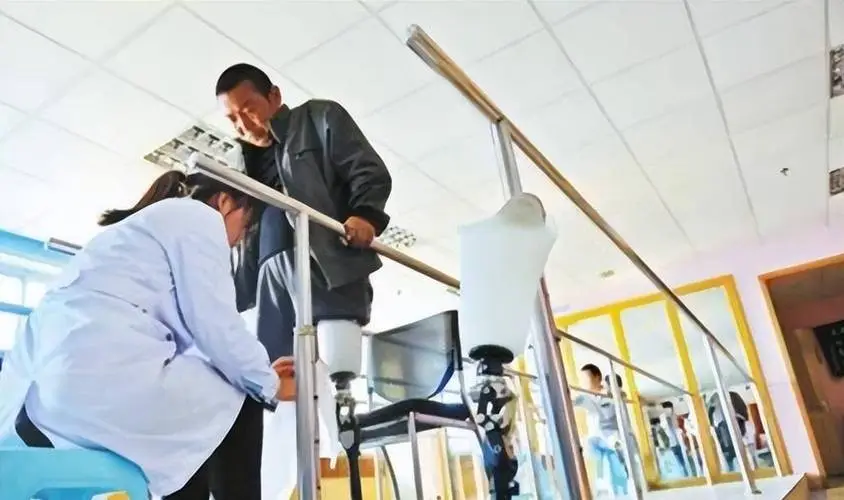 河北男子拿不出100万手术费，回家自己锯掉右腿，12年过去怎样了