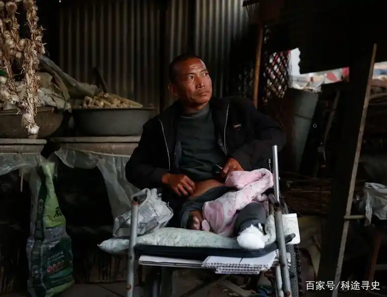 纪实：男人可以多坚强？为节省百万医疗费，自己忍痛锯断右腿求生