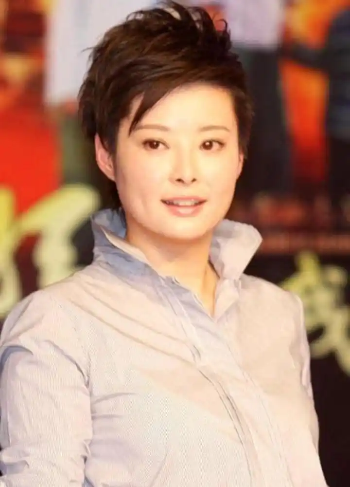 袁立：历经三次婚姻与无子女生活 她追求的究竟是什么