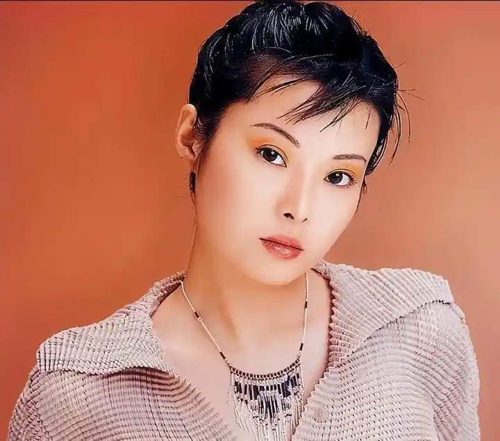 袁立：历经三次婚姻与无子女生活 她追求的究竟是什么