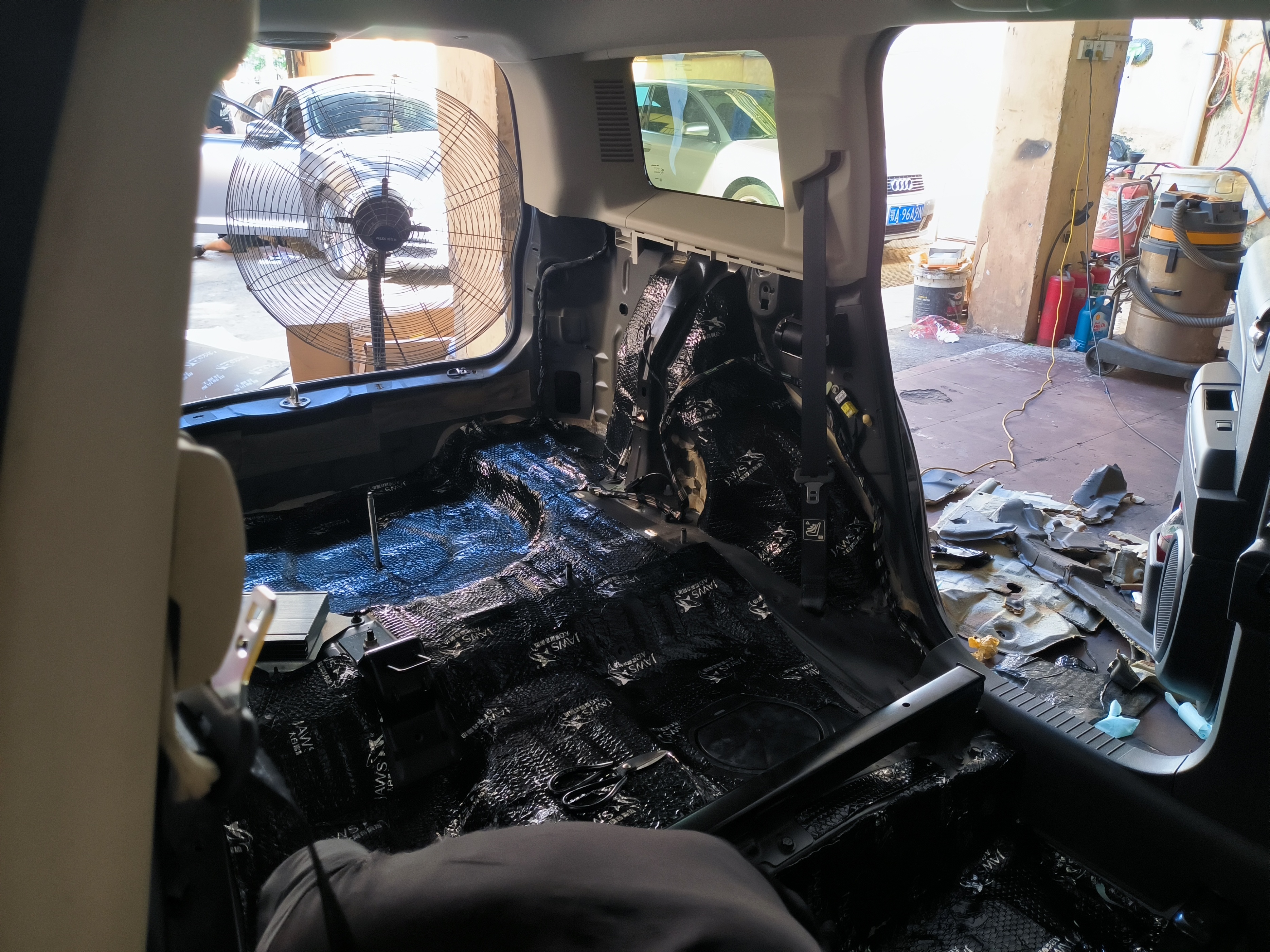 JEEP自由客全车隔音除味，尽享“头等舱”般静谧