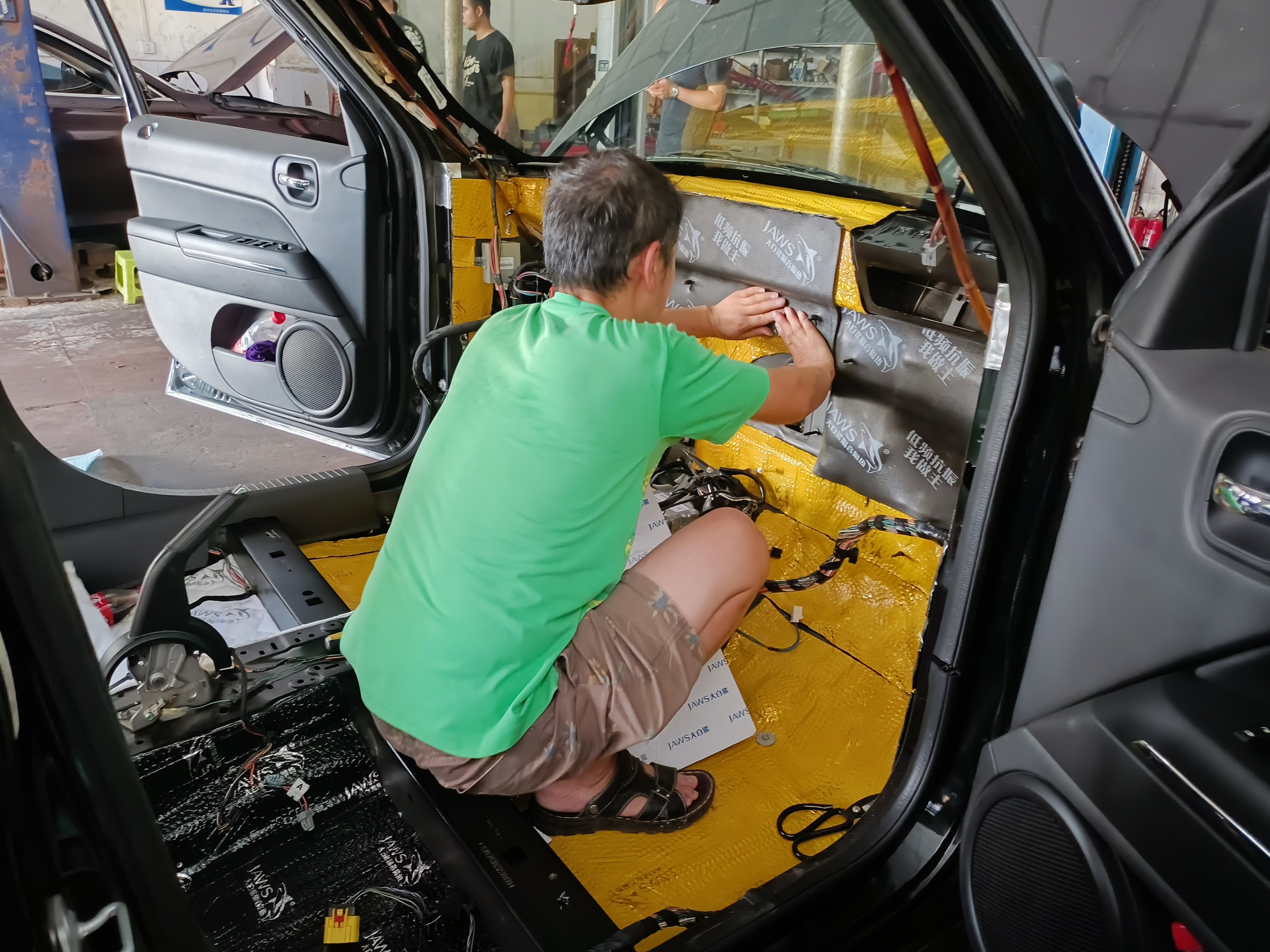 JEEP自由客全车隔音除味，尽享“头等舱”般静谧