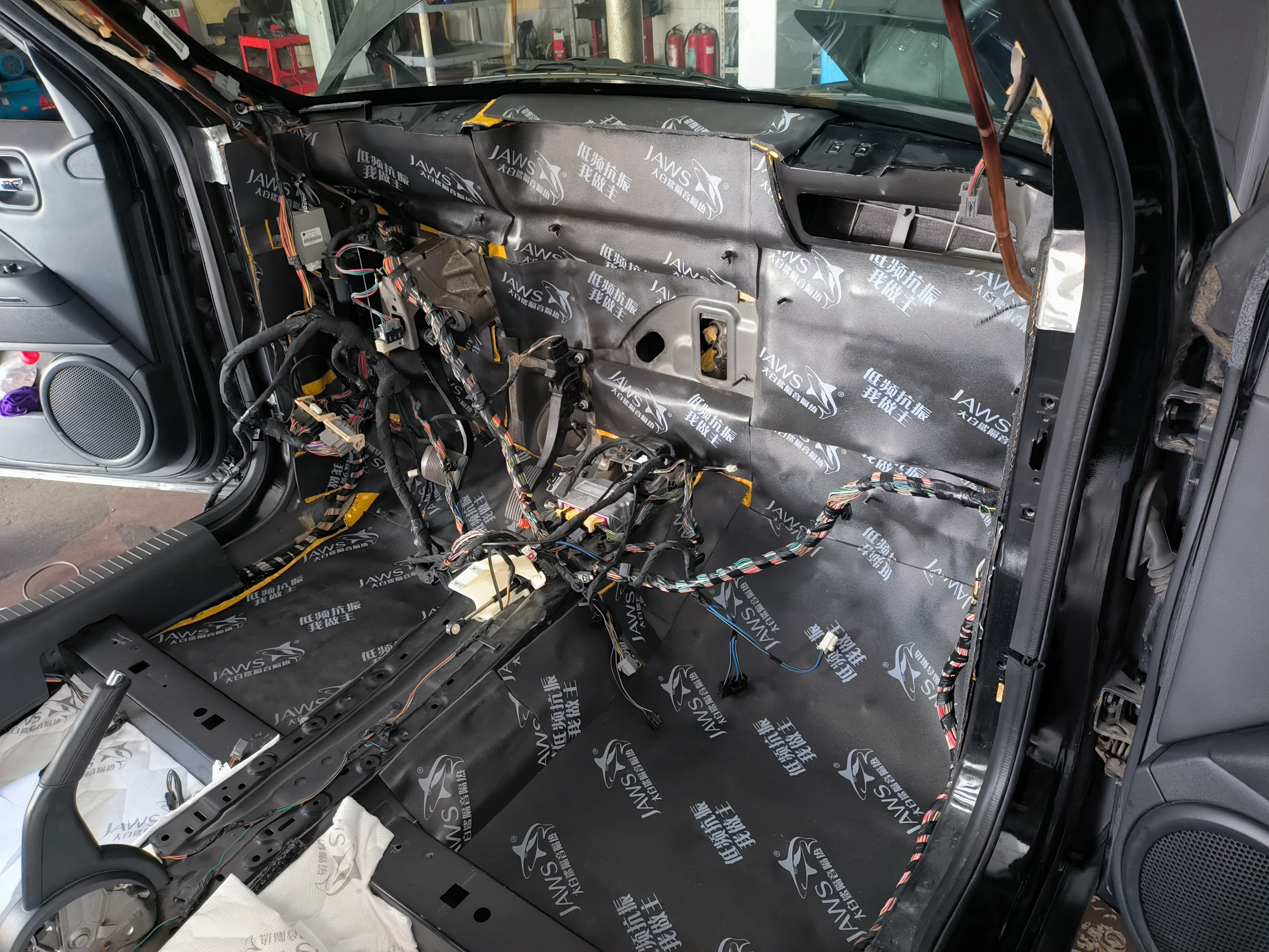 JEEP自由客全车隔音除味，尽享“头等舱”般静谧