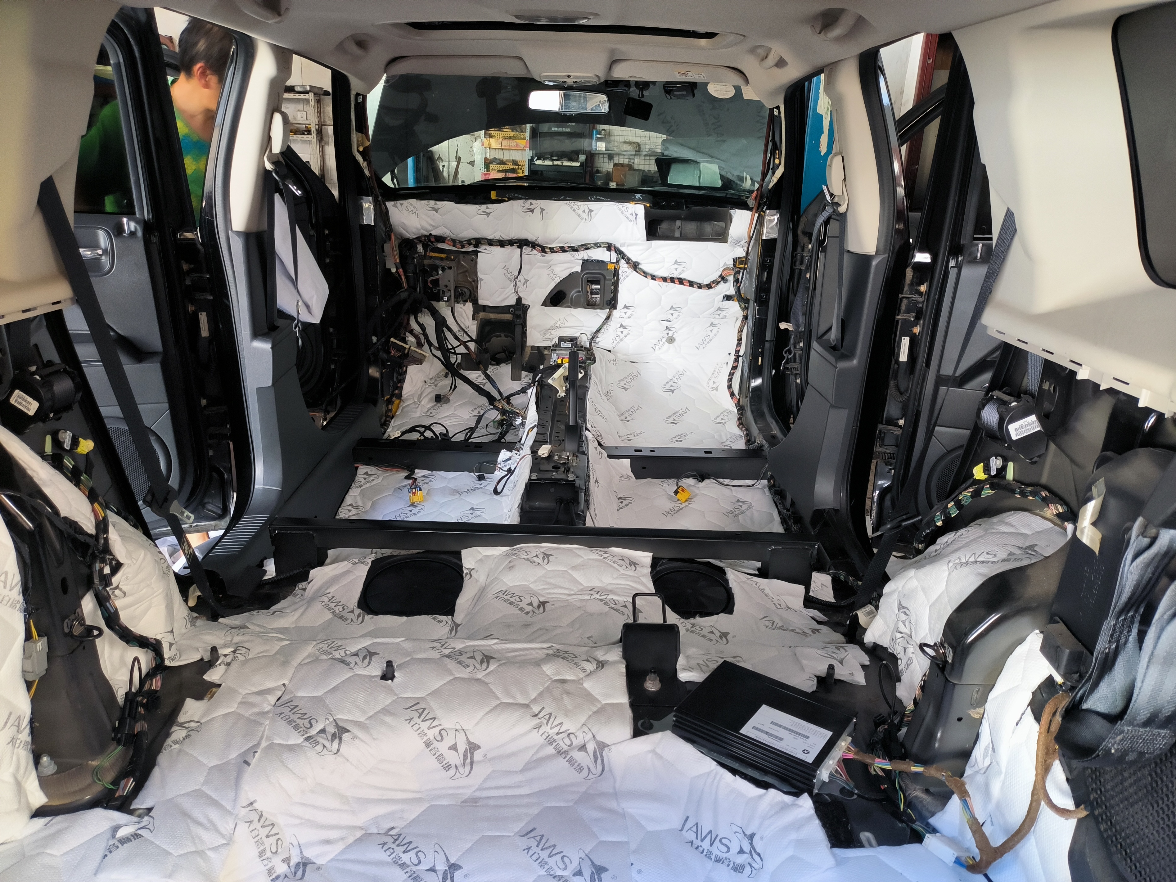 JEEP自由客全车隔音除味，尽享“头等舱”般静谧