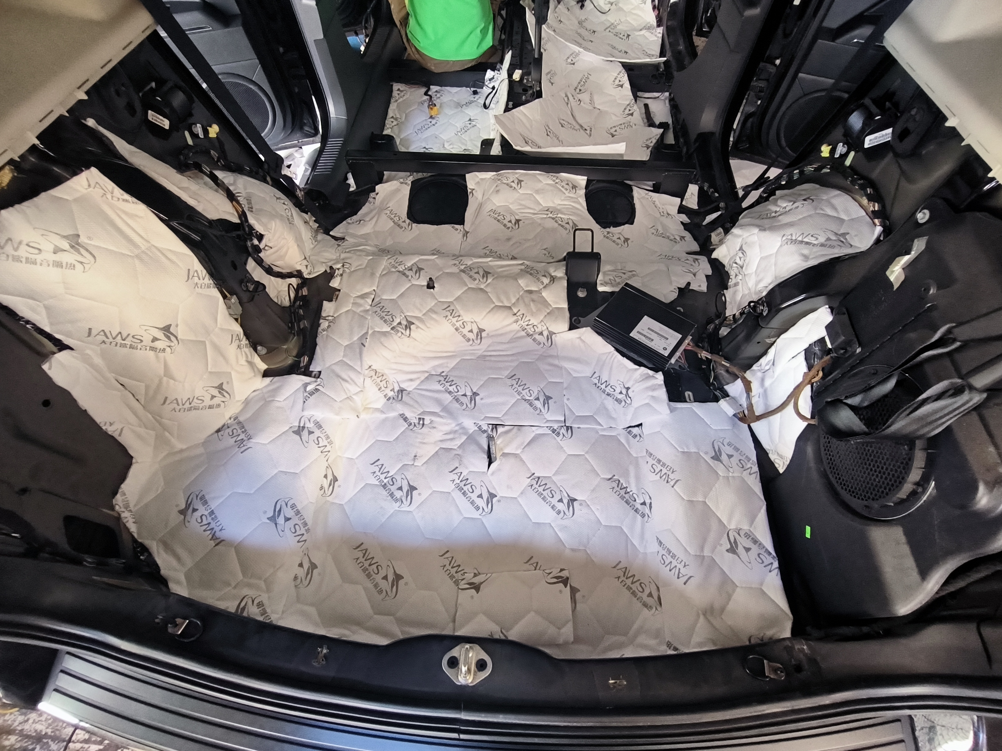 JEEP自由客全车隔音除味，尽享“头等舱”般静谧