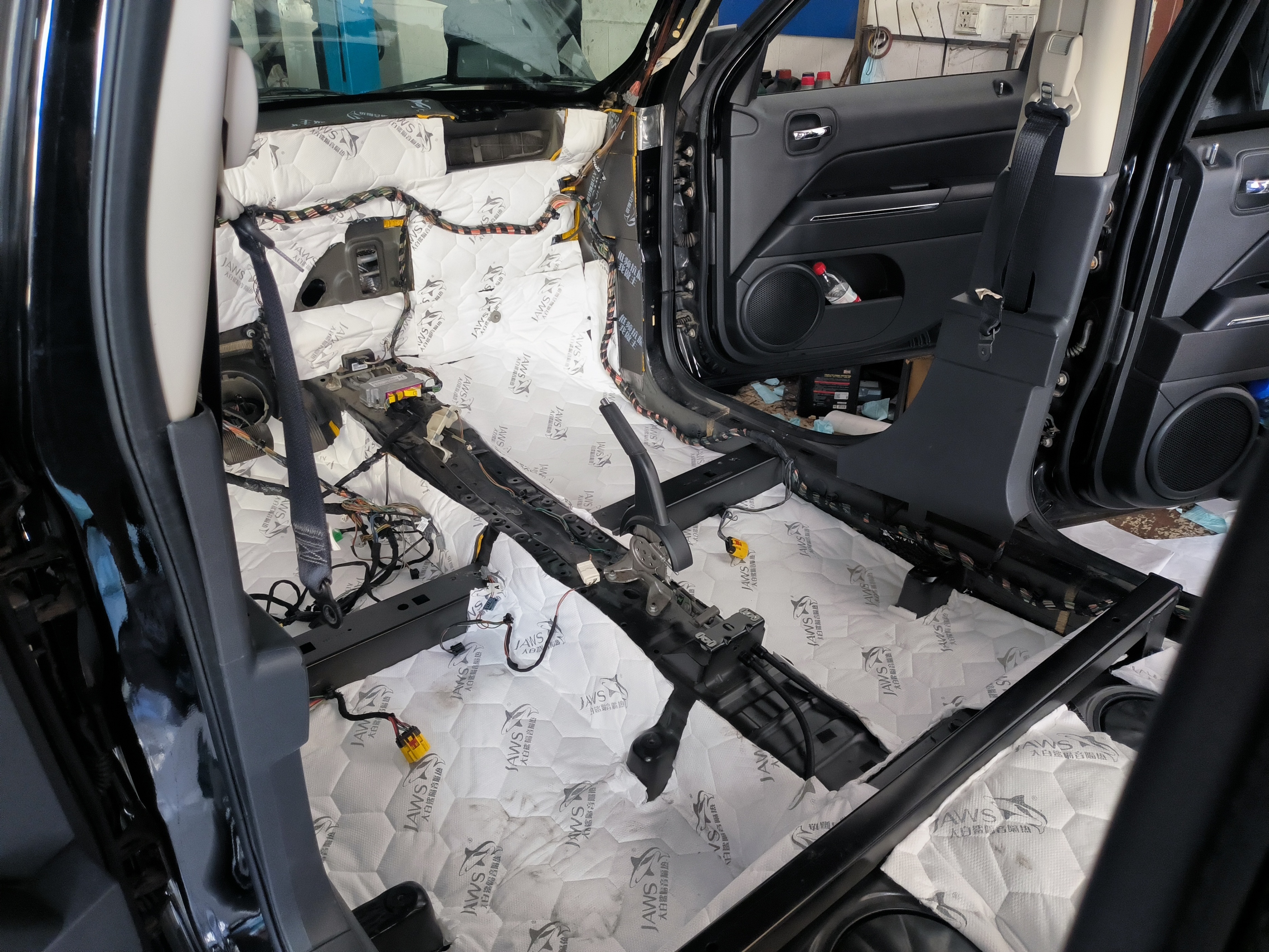 JEEP自由客全车隔音除味，尽享“头等舱”般静谧