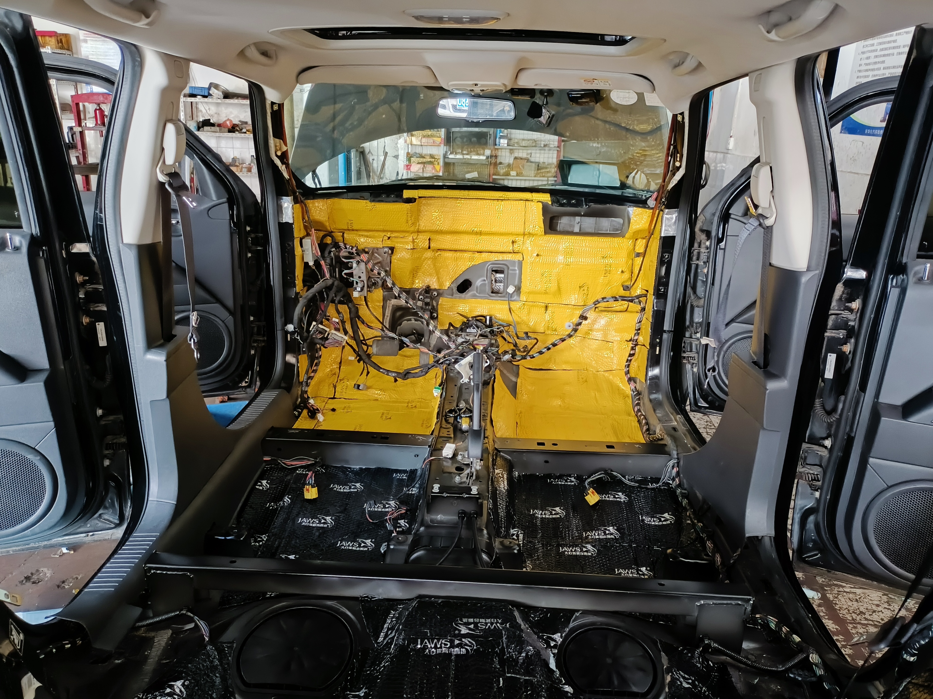 JEEP自由客全车隔音除味，尽享“头等舱”般静谧