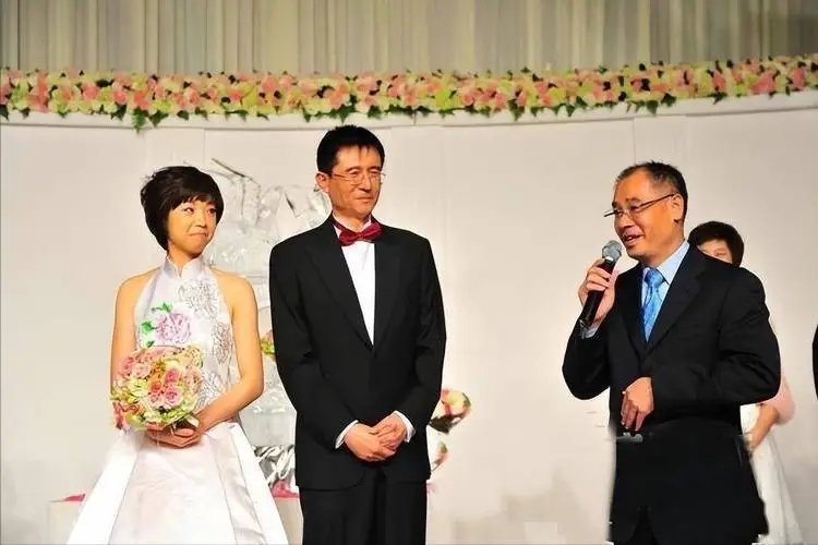 同居12年未果，徐威转身娶小20岁张怡宁，袁立3婚至今未生子！