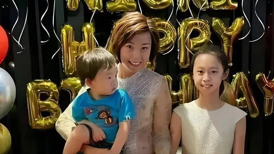 同居12年未果，徐威转身娶小20岁张怡宁，袁立3婚至今未生子！