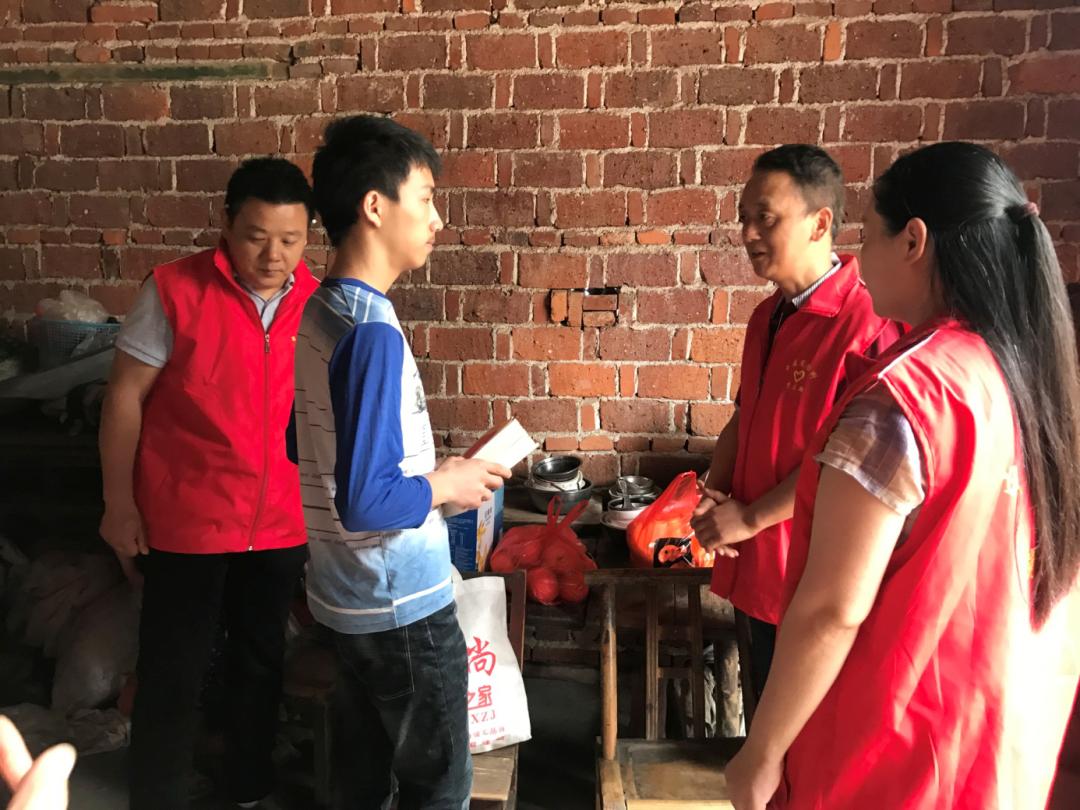 情系贫困学子 爱心筑梦未来