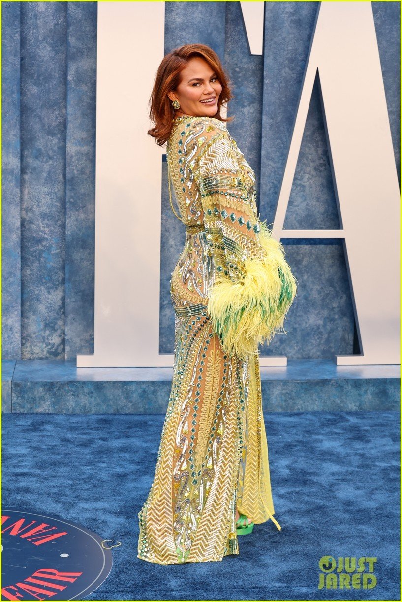 《名利场》派对红毯女明星扎堆穿透视裙，比谁穿的少？